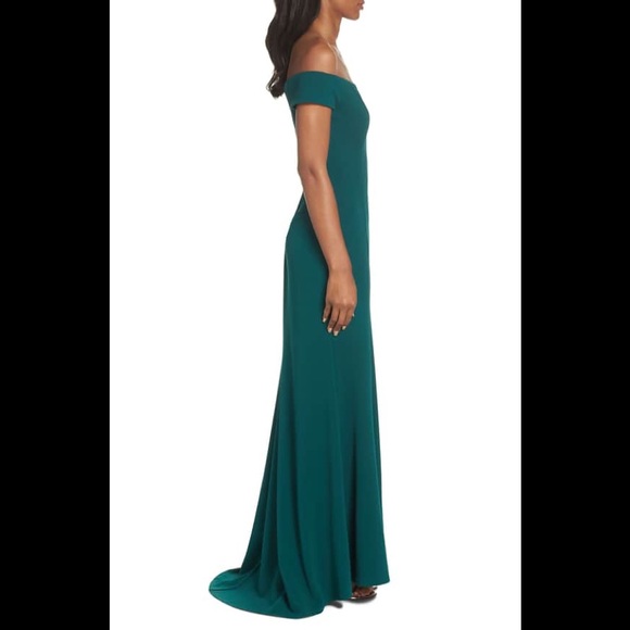 Vince camuto notched off Shoulder trumpet gown - Picture 3 of 5